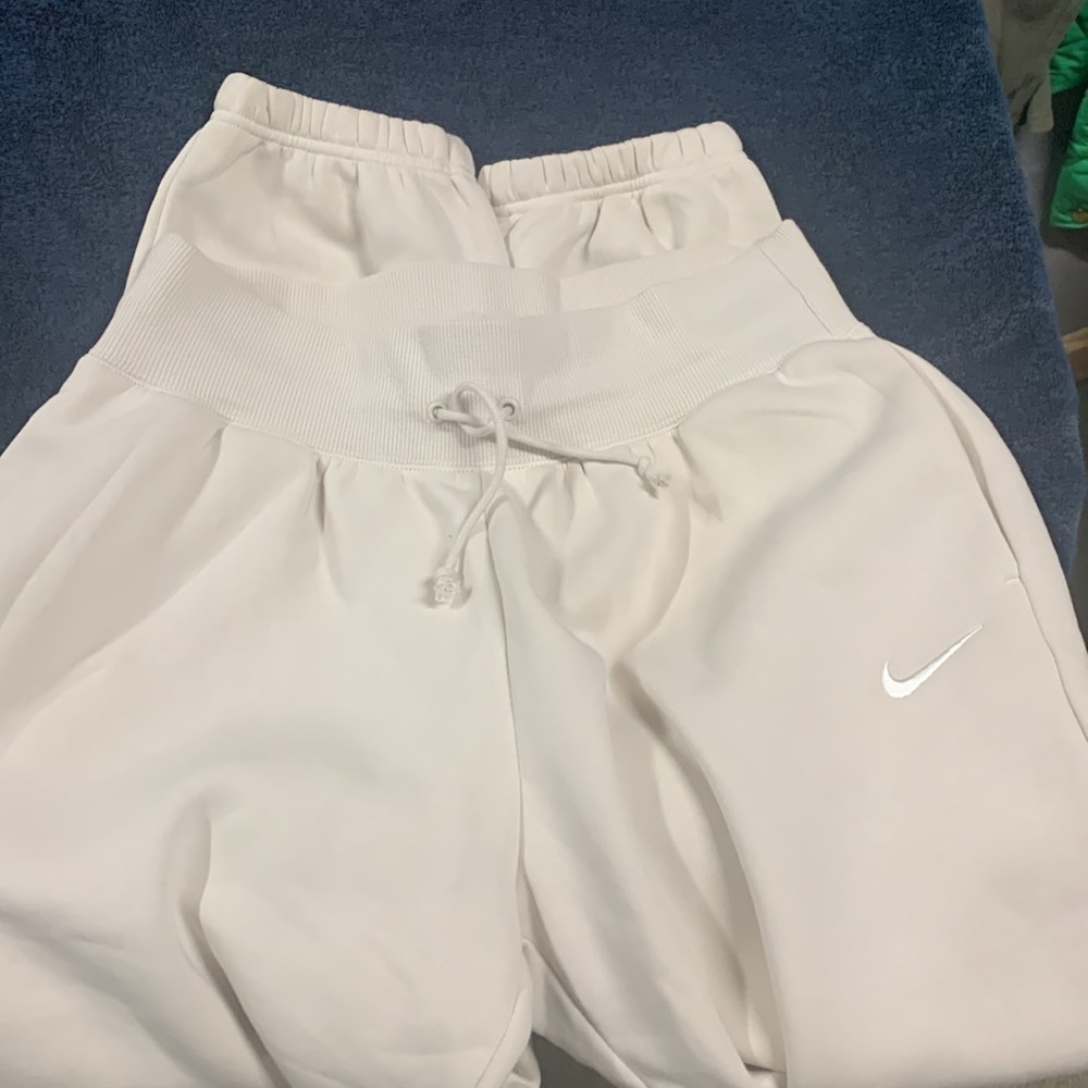 Nike - Picture 4 of 5